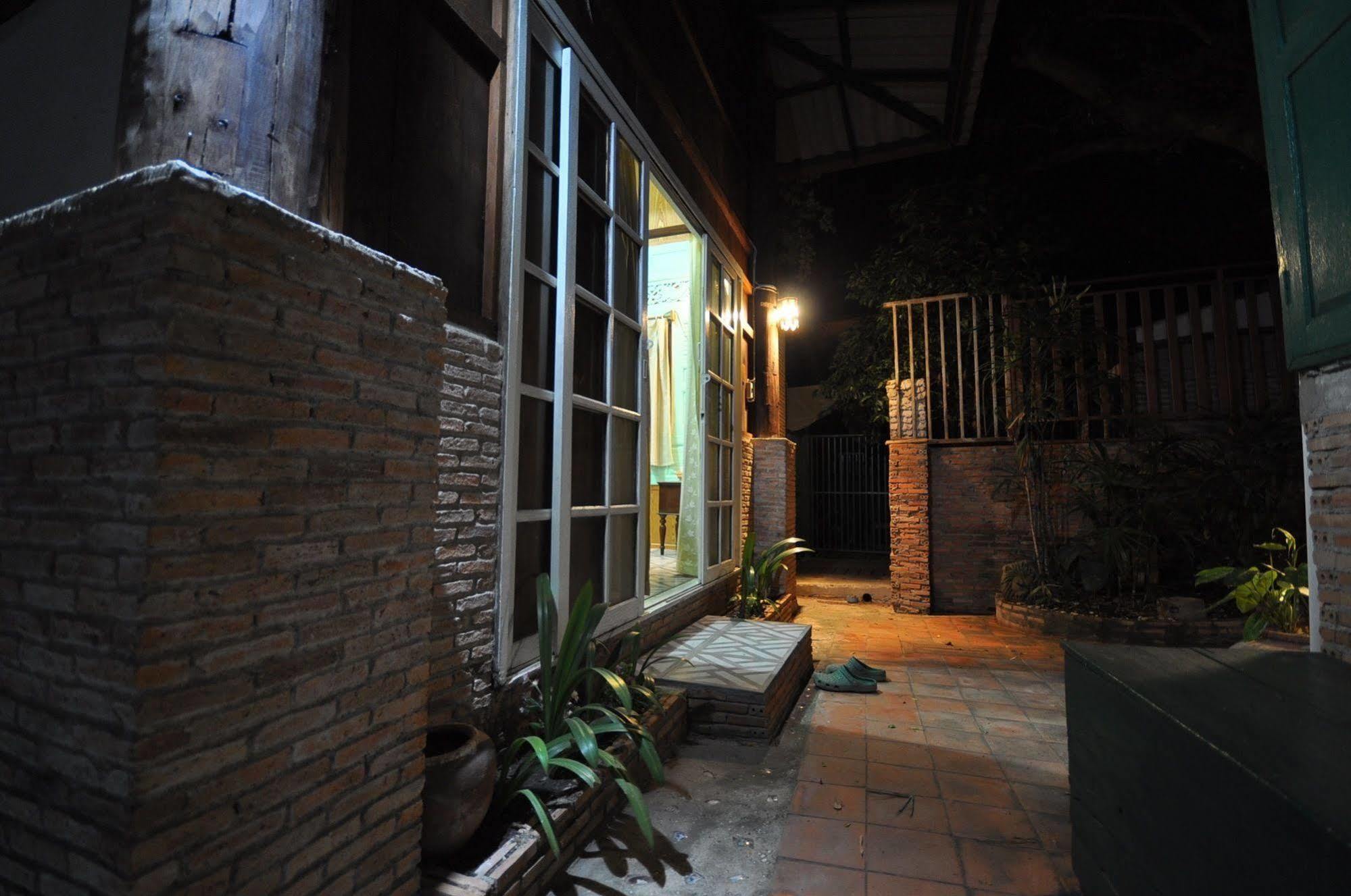 Ayutthaya Bouchic Hostel מראה חיצוני תמונה