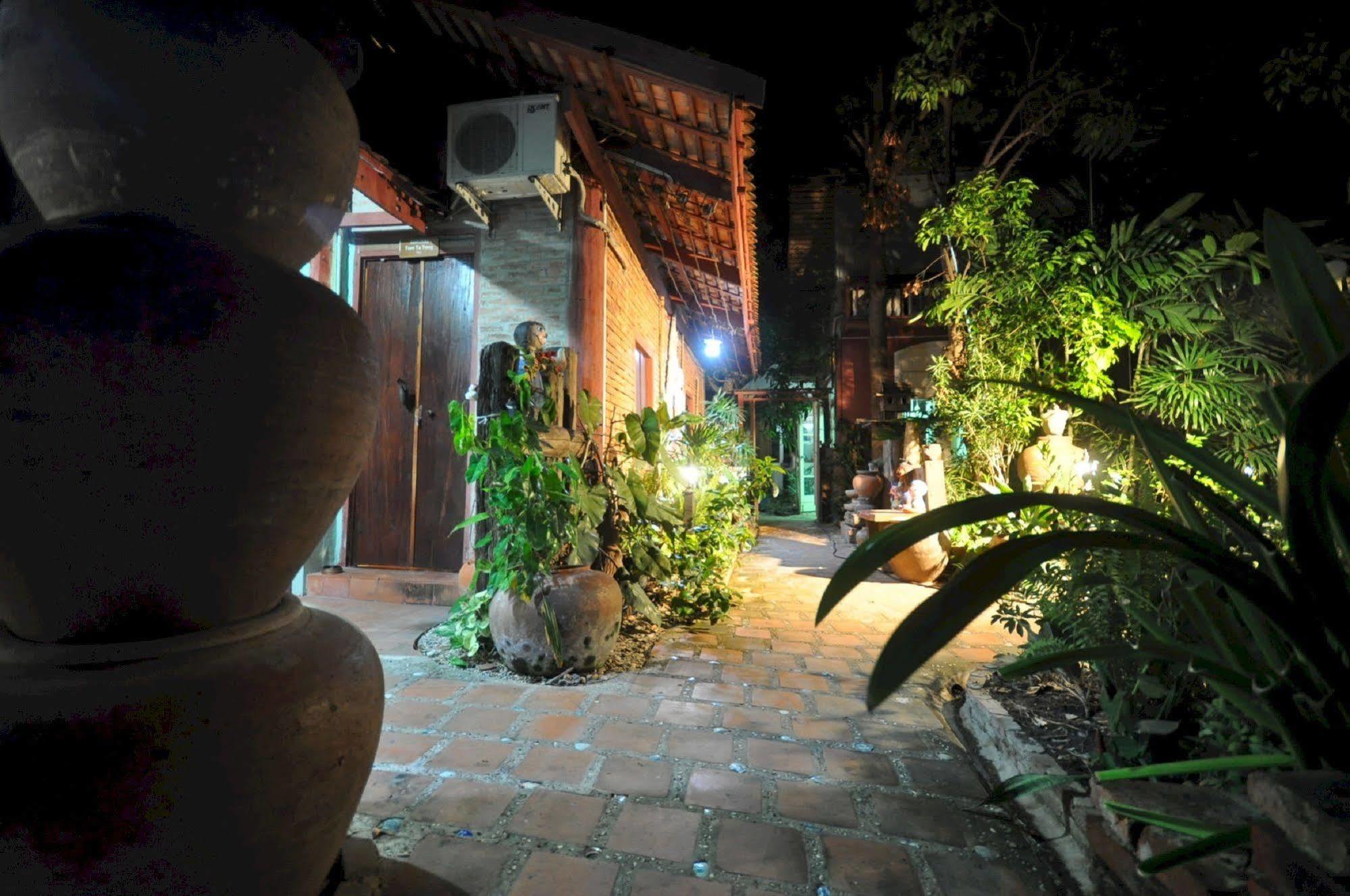 Ayutthaya Bouchic Hostel מראה חיצוני תמונה