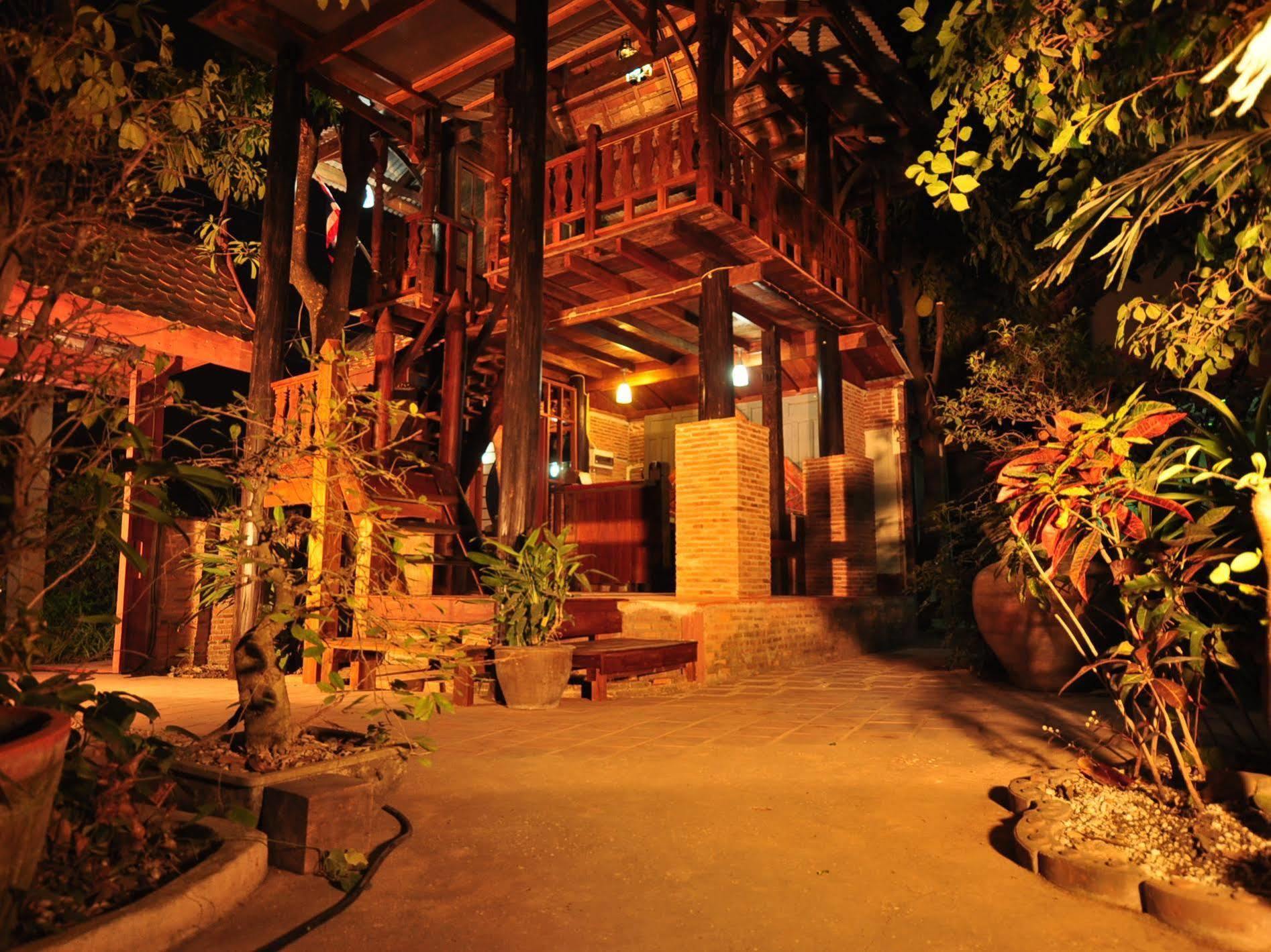 Ayutthaya Bouchic Hostel מראה חיצוני תמונה