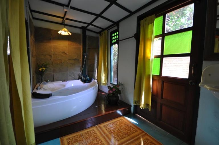 Ayutthaya Bouchic Hostel מראה חיצוני תמונה